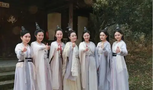 周海媚发新倚天屠龙记剧照,真的被54岁的她美到了
