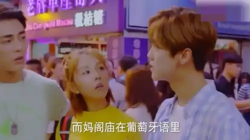 甜蜜暴击伙伴们一起抵达澳门后,鹿晗成翻译师,一本正经的胡说