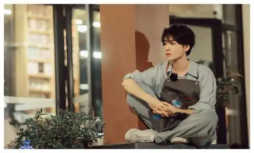 中餐厅发布王俊凯最新剧照今晚一起来看足智多谋的艺术总监