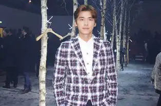 李易峰米兰看秀累坏记者给个角度就是大片