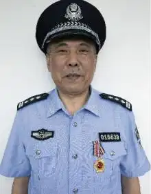 长沙一民警带着残留脚中的铁粒,为民跑腿23年
