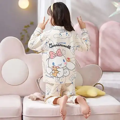 网友吐槽商家用女童撩上衣姿势展示内衣,称这会引发性联想
