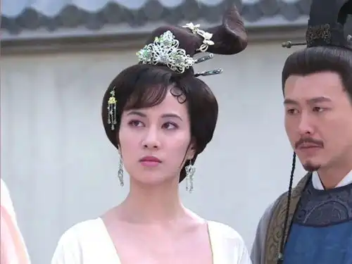 美貌不输杨贵妃又风流艳冶的虢国夫人,这幅唐代画作里哪位是她
