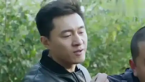 急诊科医生警察遭人贩子攻击,胆子也太大了点,真是不怕事闹大
