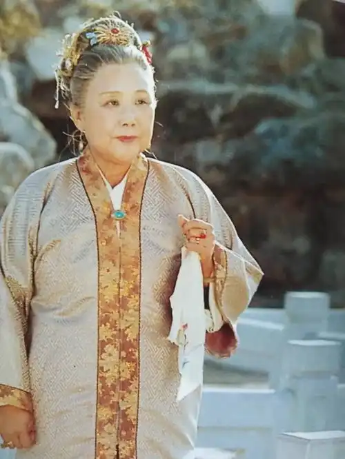 红楼梦此人身份尴尬,贾母宴请刘姥姥,请了薛姨妈却不请她
