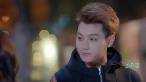 谈判官女神主动献吻,富二代兴奋的乐开了花,这一幕太甜了
