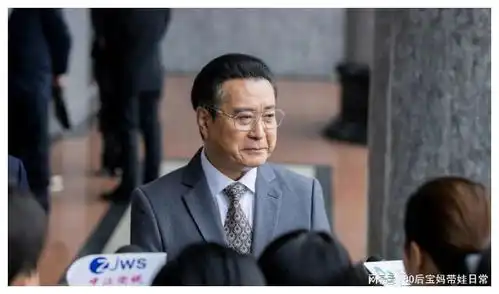 许文广凭借丁义珍走红,出道40多年,成了百变萌叔