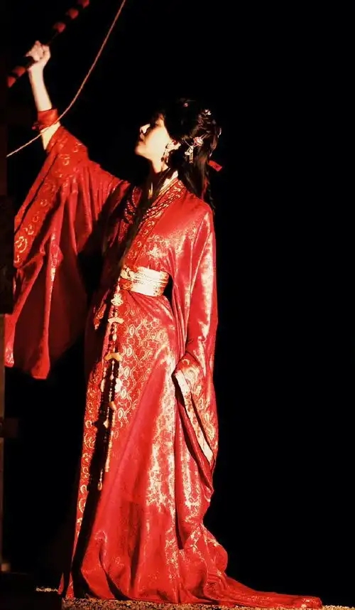 陈都灵新剧红衣古装造型绝美大火中奔跑上演乱世佳人
