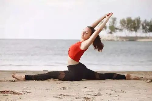 瘦腿没有那么容易,这些体式却很简单,别放弃再坚持一下
