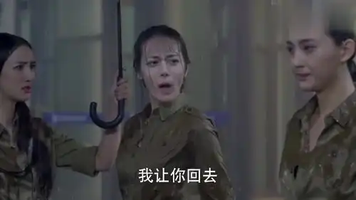 麻辣变形计外面下起了暴雨,关小迪却还在淋雨,真令人心疼
