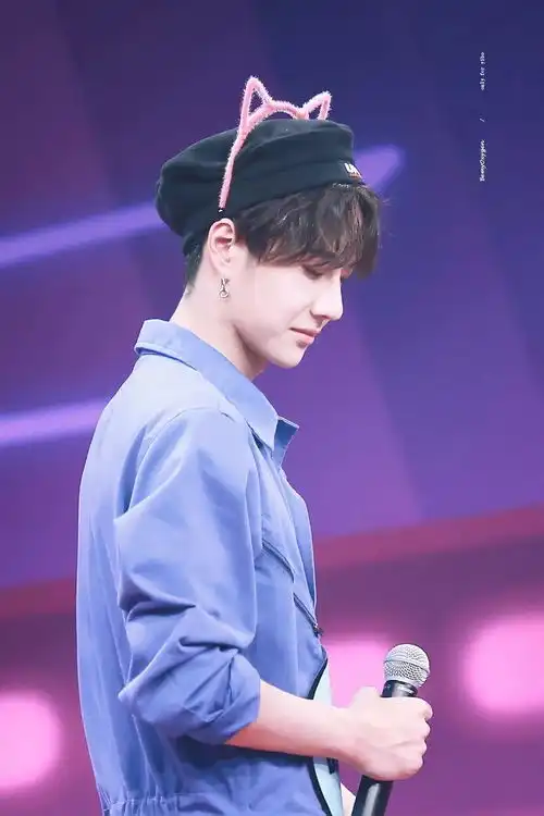 王一博壁纸你是世间最可爱的星星,我爱了整个宇宙只为和你碰头
