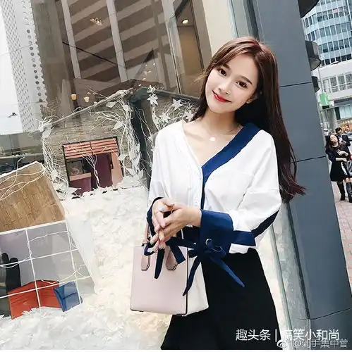 路人街拍时尚的连衣裙让小姐姐风情万种,体态婀娜
