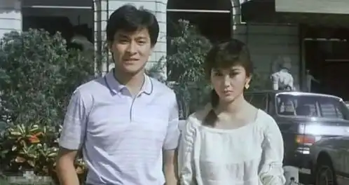 54岁温碧霞晒旧照清纯可人,与刘青云贴面抱,被刘德华亲昵搂肩
