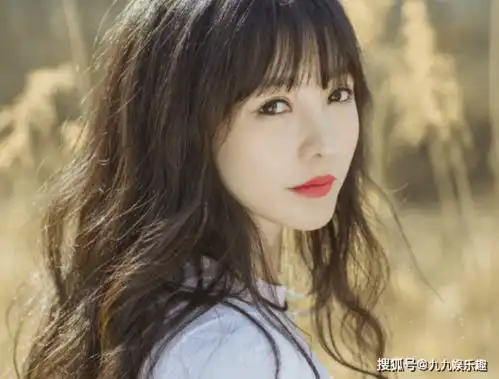 41岁柳岩被路人抓拍,略显臃肿的身材惹争议,网友颜值依然在线
