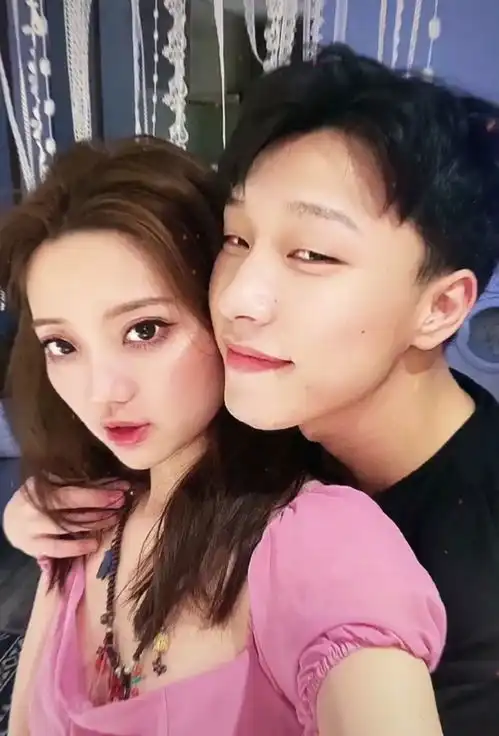 快乐星球冰柠檬公开恋情男友撞脸德云社烧饼,被嘲颜值低不相配