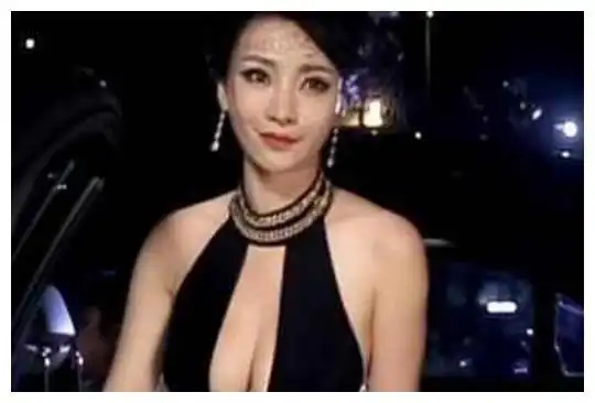 柳岩近照曝光,黑色晚礼服出席某活动,真空上阵引爆全场
