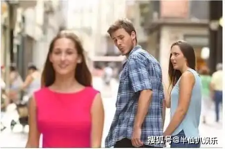 李易峰馋张若昀的颜犯花痴嘟嘴眯眼睛,这张剧照笑点满满
