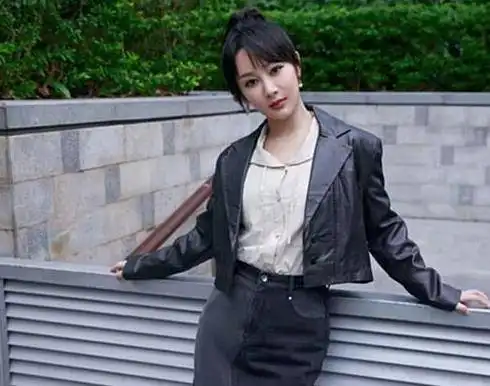 杨紫晒给沉香如屑配音照,忘记取掉帽子纸壳,眼眶含泪
