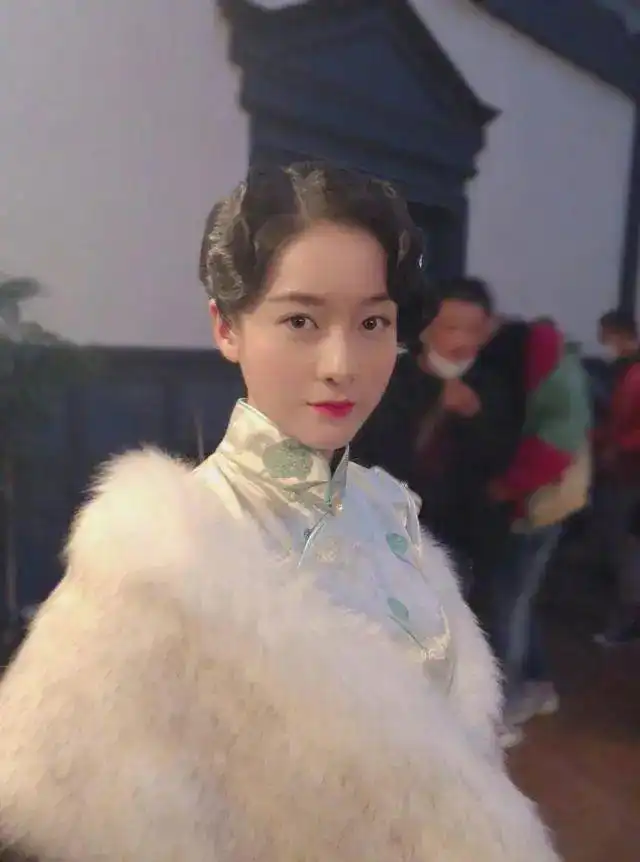 张雪迎首尝复古旗袍造型,成熟盘发被指韵味不足,少女感倒是凸出