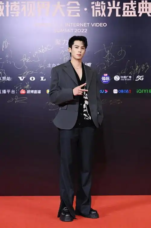 红毯夜生图,关晓彤赢麻了,肖战压阵,许魏洲一言难尽
