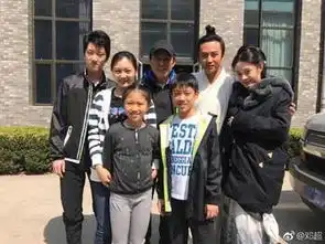 孙俪影戏份杀青与导演合影邓超曝长发造型
