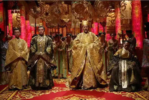 重看满城尽带黄金甲,我发现周润发饰演的王才是那个最可怜的人
