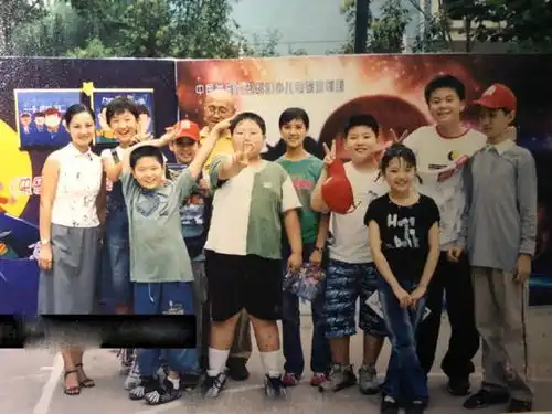 快乐星球老顽童爷爷近照曝光,87岁仍精神矍铄,身姿挺拔气场依旧
