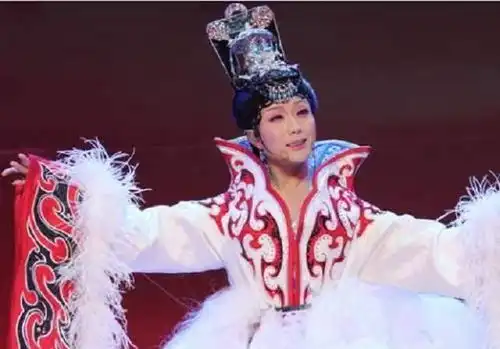 法国男子爱上京剧演员,还生下一子,多年后发现妻子是男儿身
