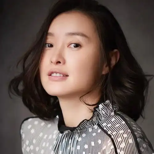 蒋勤勤陈建斌带小儿子一块去看展,网友妈妈真漂亮,可惜没嫁好