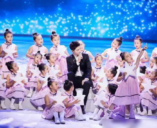 时隔半年,肖战终于又在台上唱歌了年年逢重阳,岁岁皆平安