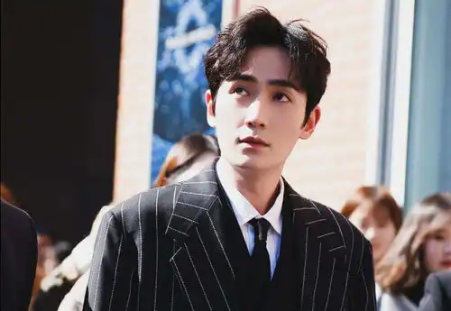 朱一龙闯祸了矿泉水滋到教授脸上,粉丝看他反应笑岔气
