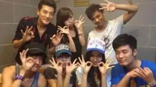 爱情公寓大电影片尾李金铭陈美嘉来到现场从开始到合照结束下