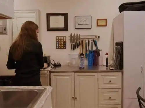 一27岁小姑娘蜗居15㎡逼仄小窝,极致收纳,被子放在橱柜上,绝了