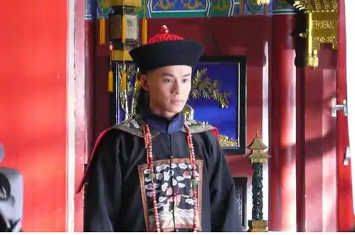 清朝一位重臣与乾隆情同父子,出生不久被封官,权势比和珅还大
