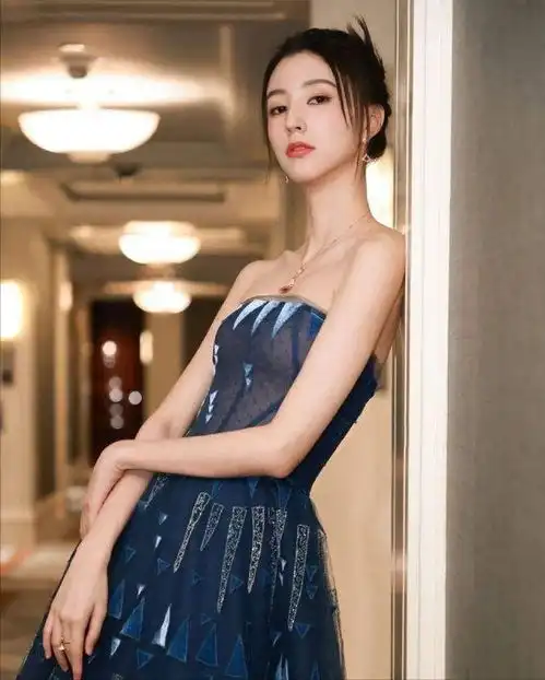 华晨宇的女友王悦伊,是苍兰诀的演员,在宣传的时候没带上她