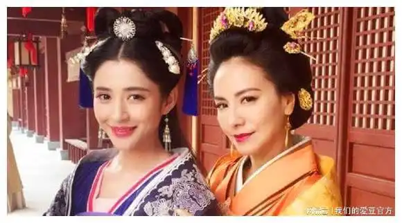 17岁凭倚天屠龙记成名,三段恋情无果,如今53岁活成这样
