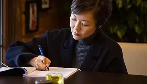 12岁被下死亡通牒,15岁赚30万,37岁裸辞拍戏,柯蓝凭啥这么牛