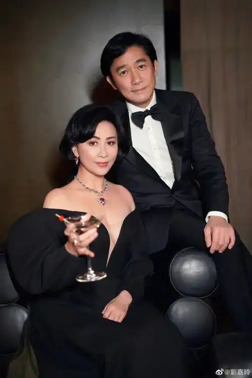 56岁刘嘉玲生日美图大秀事业线魔鬼身材太性感火辣
