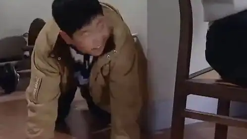 家有儿女鼠标悄悄偷走爸爸的拖鞋,小心翼翼的样子太逗了