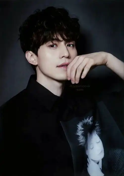 李栋旭新剧照帅到窒息父亲经商家境不凡薛功灿至今令人意难忘