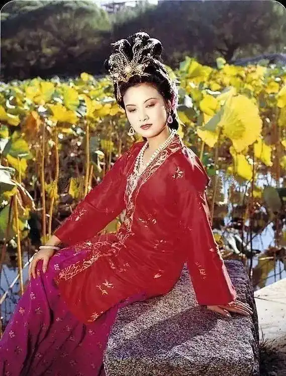 邓婕的王熙凤珍贵剧照几十张,太惊为天人了,无人超越