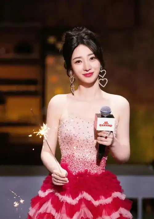 柳岩红色喜庆明艳动人