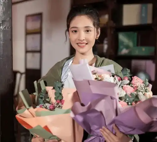 吴倩秋交会直播,状态略显憔悴发际线后移,确定模样是28岁
