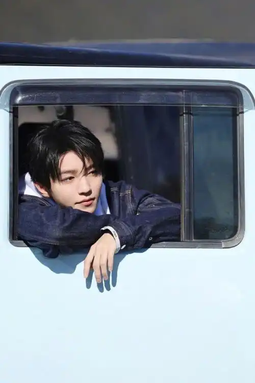 王俊凯变身暖男拍大片,造型帅酷,不愧是组合门面