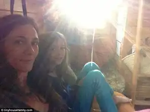 美国蚁族一家四口住15平小屋自己养鸡种菜