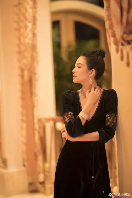 章子怡获最佳女主角,晒与两个女儿的合照,享受获奖更享受亲情
