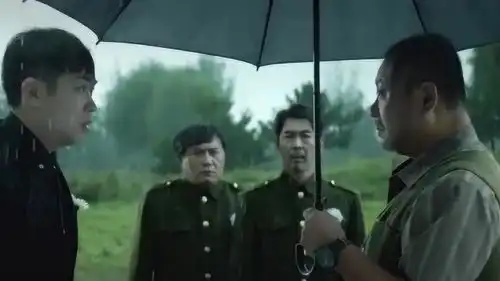 父子雄兵小兵正发表自己的感言,范英雄就在旁边听得真真切切