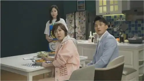 爱情公寓花絮导演教张伟美嘉演戏,最重要的就是眼神了
