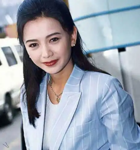 她与梁朝伟相恋6年,却被闺蜜刘嘉玲抢走,今儿子成为她的骄傲
