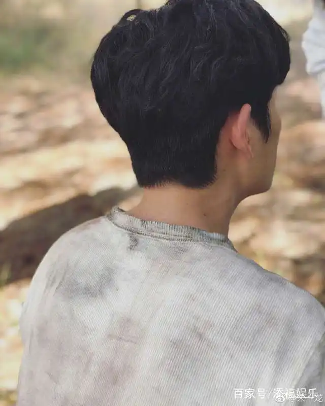 张宇更博晒合影,朱一龙站在孙俪旁边,有一个缺点被粉丝
